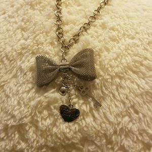 Guess bow necklace